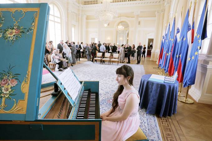 Predsednik republike Borut Pahor je danes na posebni slovesnosti vročil državna odlikovanja: srebrni red za zasluge Jožetu Ciuhi (posthumno) in Matjažu Vipotniku. Red za zasluge je prejela Maja Haderlap.